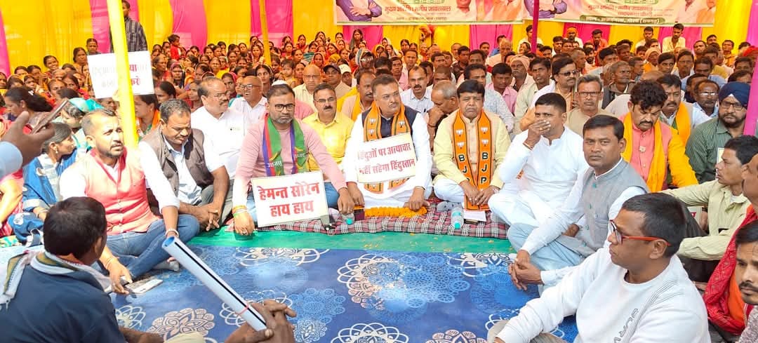 धरना पर बैठे सांसद