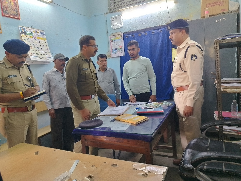 जिला अस्पताल के सहायता केंद्र का निरीक्षण करते हुए पुलिस अधीक्षक आंजनेय वार्ष्णेय। जिला अस्पताल के सहायता केंद्र का निरीक्षण करते हुए पुलिस अधीक्षक आंजनेय वार्ष्णेय।