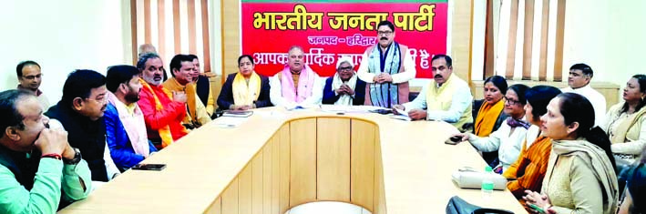 रायशुमारी के दौरान नेता व पर्यवेक्षक रायशुमारी के दौरान नेता व पर्यवेक्षक