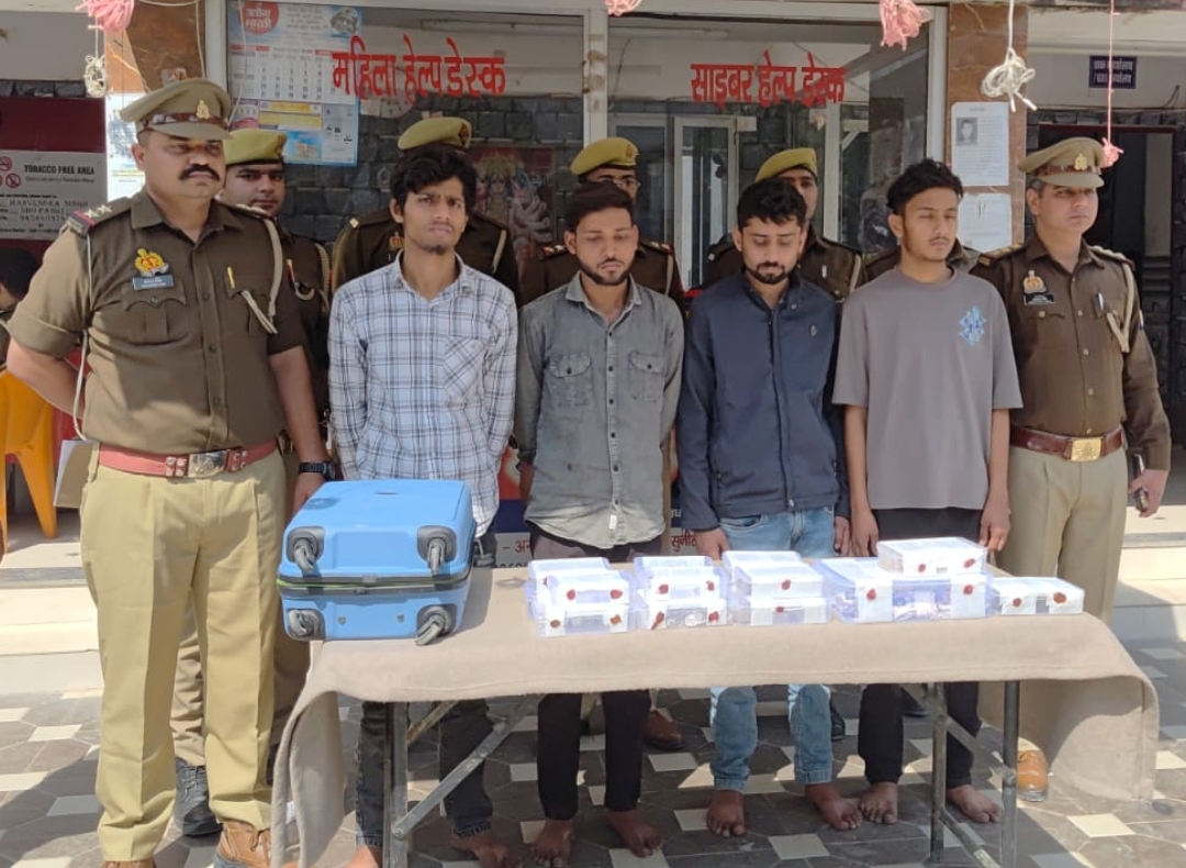 पुलिस की गिरफ्त में आरोपित पुलिस की गिरफ्त में आरोपित