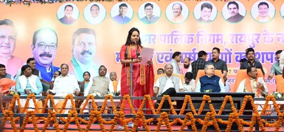 रायपुर नगर निगम महापौर पद की शपथ लेती मीनल चौबे रायपुर नगर निगम महापौर पद की शपथ लेती मीनल चौबे