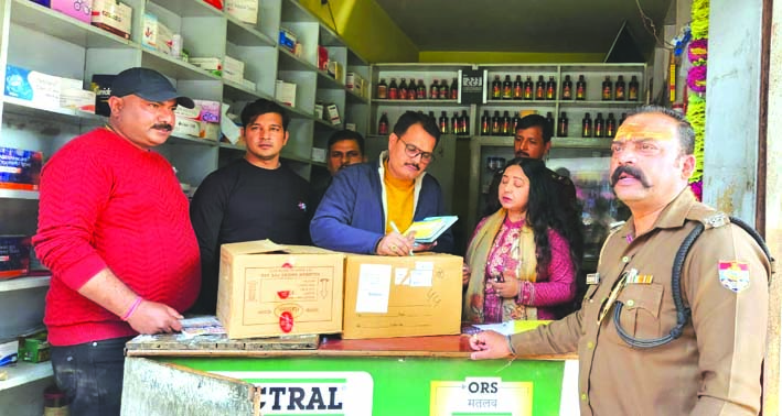 छापेमारी के दौरान ड्रग इंस्पेक्टर अनिता भारती छापेमारी के दौरान ड्रग इंस्पेक्टर अनिता भारती