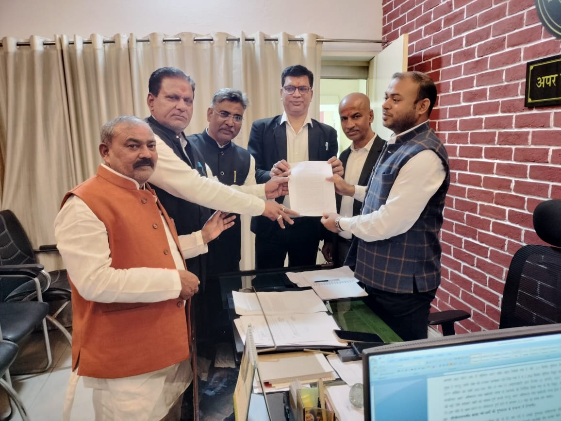 एडीएम प्रोटोकाल को ज्ञापन सौंपते अधिवक्ता एडीएम प्रोटोकाल को ज्ञापन सौंपते अधिवक्ता