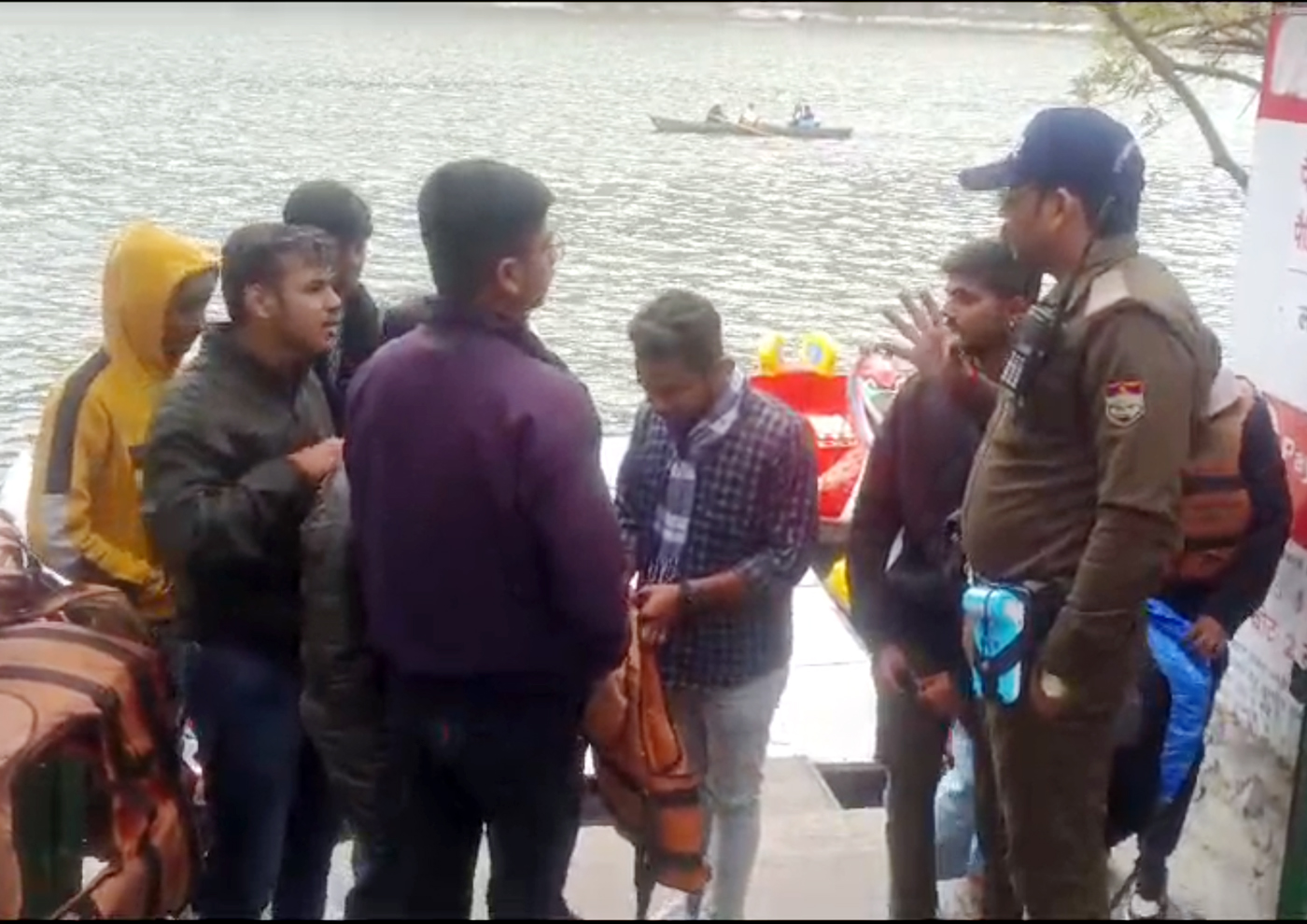 पकड़े गये सैलानियों के विरुद्ध कार्रवाई करते पुलिस कर्मी। पकड़े गये सैलानियों के विरुद्ध कार्रवाई करते पुलिस कर्मी।