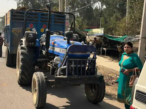 पलवल में जिला खनन अधिकारी कमलेश बिधलान व मौजूद ट्रैक्टर। पलवल में जिला खनन अधिकारी कमलेश बिधलान व मौजूद ट्रैक्टर।