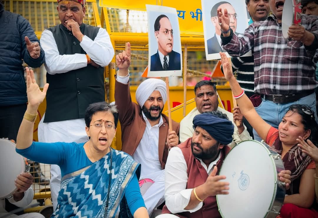 आआपा के विधायको ने विधानसभा में प्रवेस न करने देने पर सदन के बाहर विरोध प्रदर्शन किया आआपा के विधायको ने विधानसभा में प्रवेस न करने देने पर सदन के बाहर विरोध प्रदर्शन किया