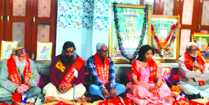 गोष्ठी के दौरान मंचासीन कविगण गोष्ठी के दौरान मंचासीन कविगण
