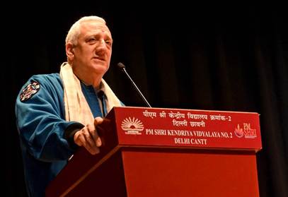 नासा के के पूर्व अंतरिक्ष यात्री माइक मैसिमिनो छात्रों को संबोधित करते हुए नासा के के पूर्व अंतरिक्ष यात्री माइक मैसिमिनो छात्रों को संबोधित करते हुए