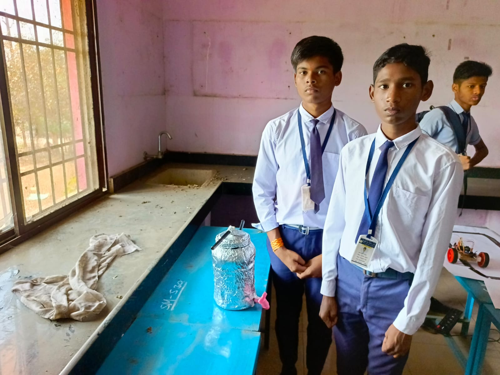 अपने माडल के साथ विद्यार्थी। अपने माडल के साथ विद्यार्थी।