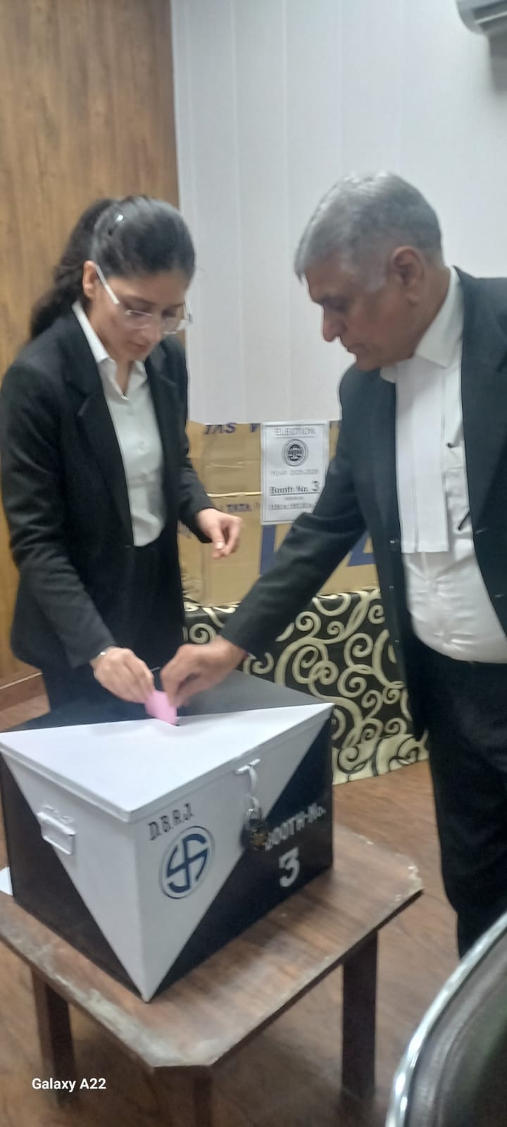 वोट डालते हुए अधिवक्ता वोट डालते हुए अधिवक्ता