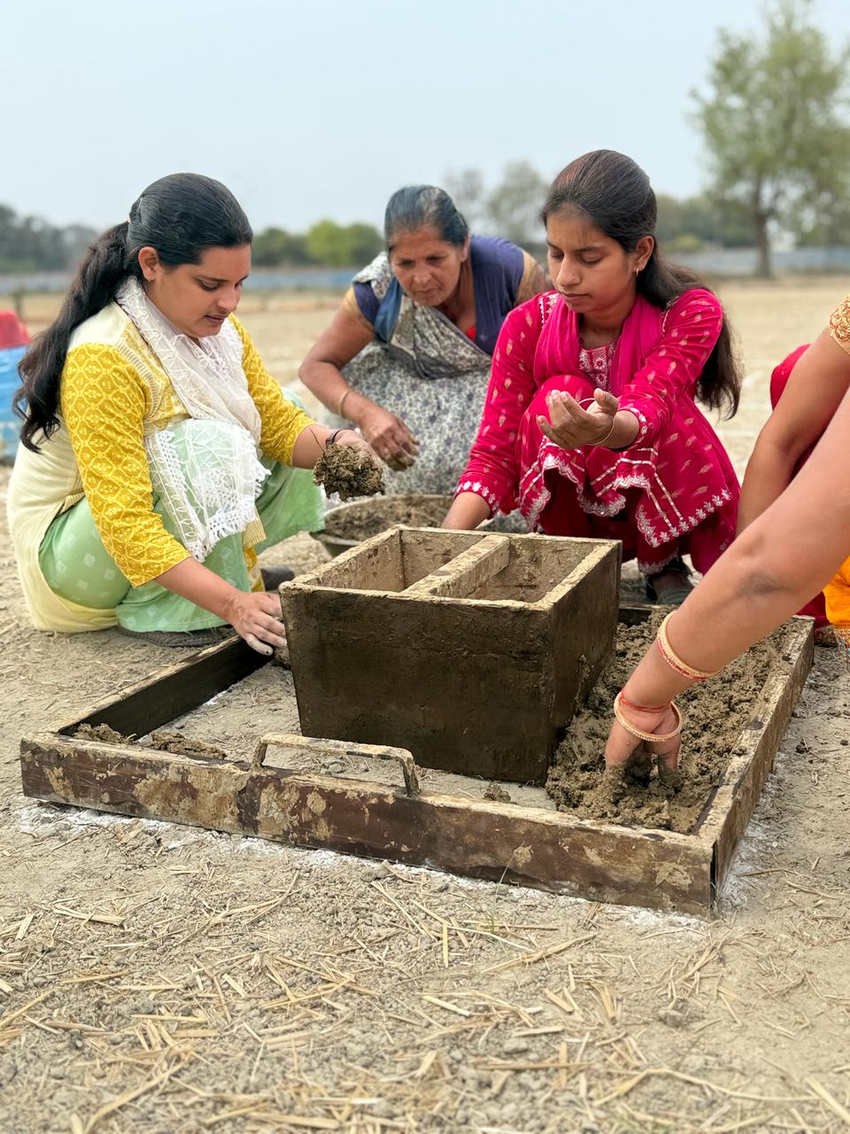 महिलाएं भी सुनिश्चित कर रही हैं अपनी भागीदारी महिलाएं भी सुनिश्चित कर रही हैं अपनी भागीदारी