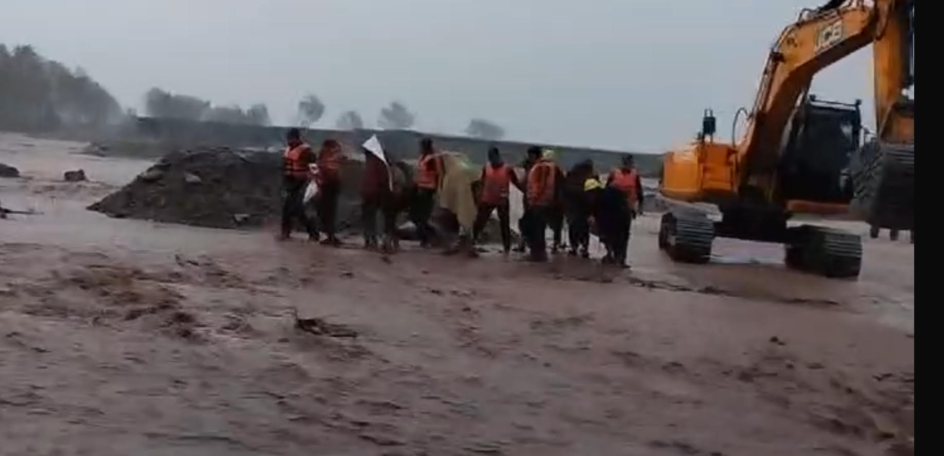 11 people trapped in flood in Ujj river were rescued 11 people trapped in flood in Ujj river were rescued
