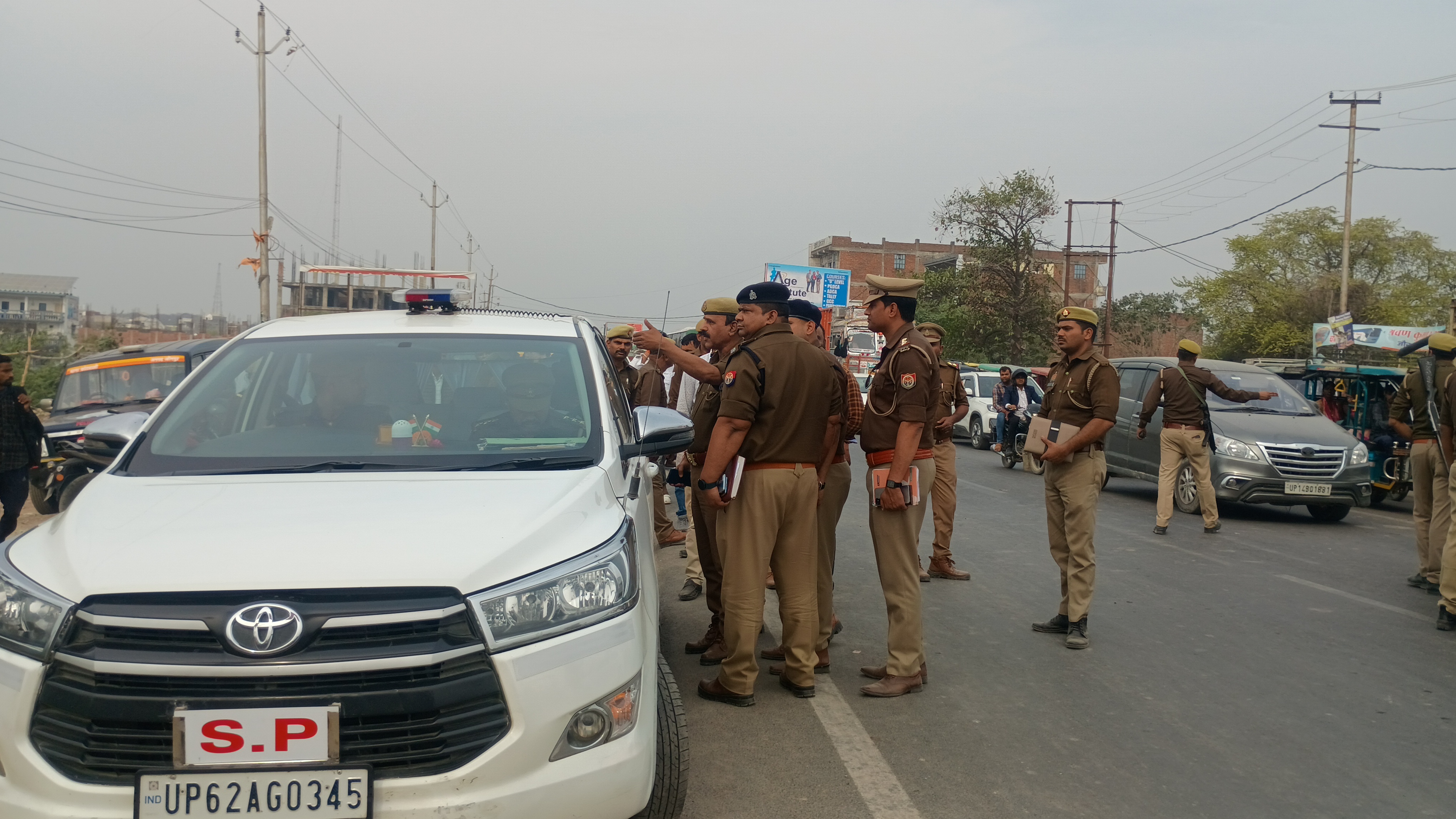 सूटकेश में बंद मिली अज्ञात महिला की लाश फैली सनसनी,पुलिस जांच पड़ताल में जुटी मौके पर जुटी पुलिस सूटकेश में बंद मिली अज्ञात महिला की लाश फैली सनसनी,पुलिस जांच पड़ताल में जुटी मौके पर जुटी पुलिस