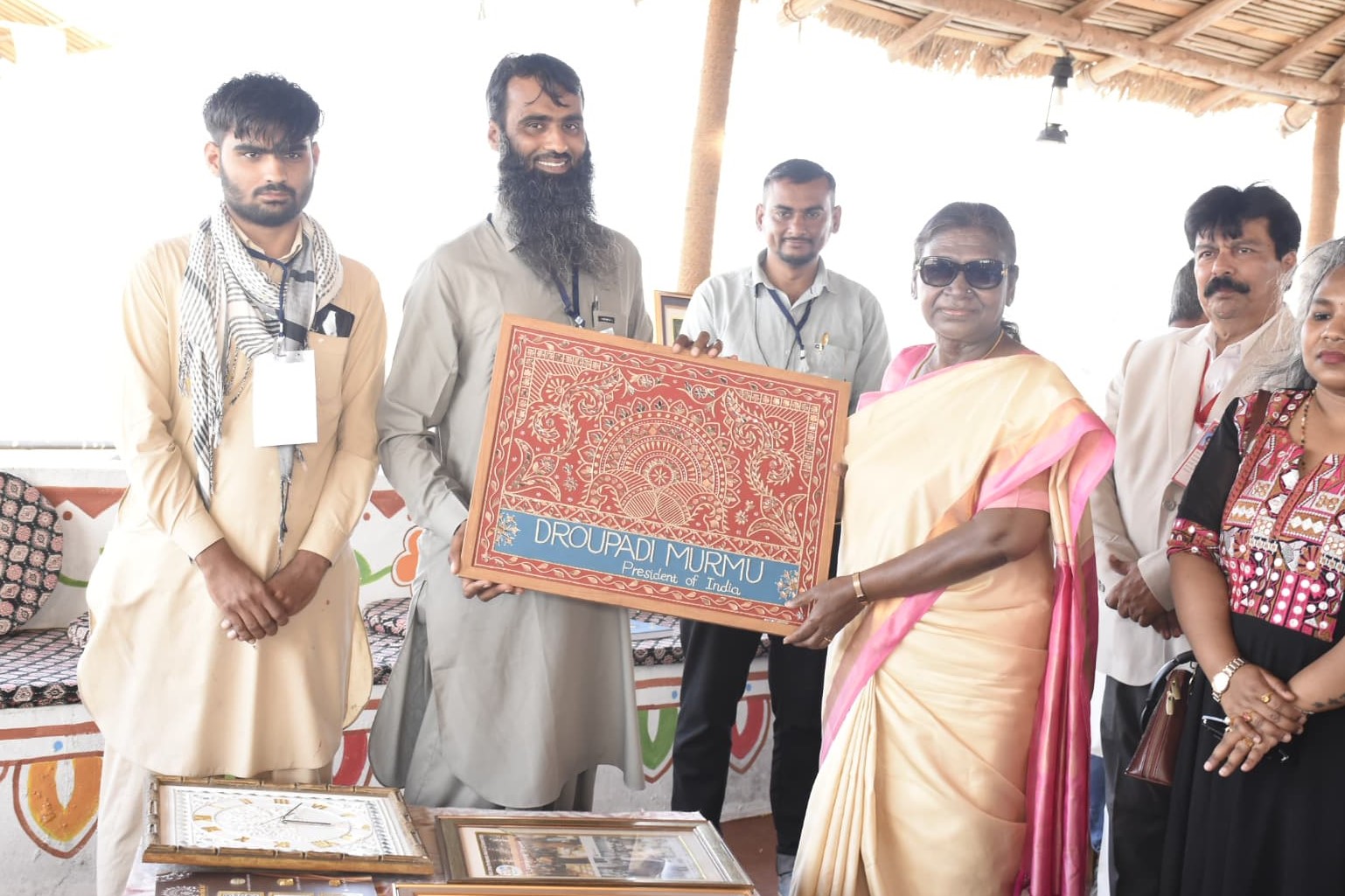 President Draupdi Murmuji interacted with handicraft artists