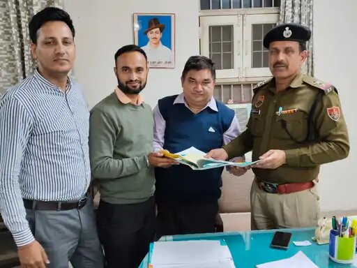 जिला पीएनडीटी टीम के सदस्य कोरियर के लिफाफे को खोलकर दिखाते हुए। जिला पीएनडीटी टीम के सदस्य कोरियर के लिफाफे को खोलकर दिखाते हुए।