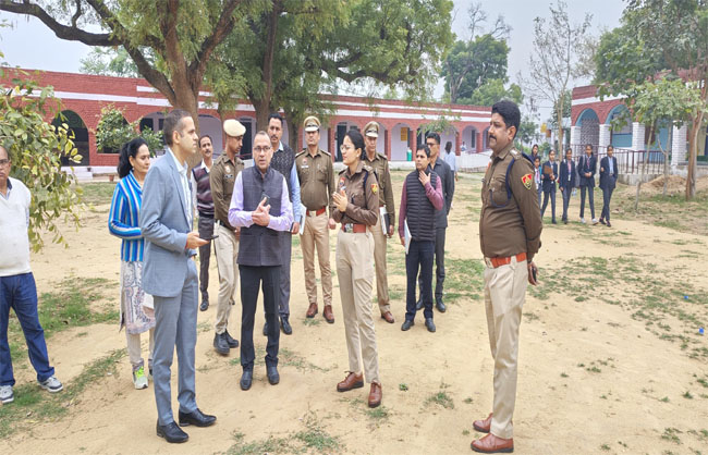 अटेली व कनीना नगर पालिका में मतदान केंद्रों का निरीक्षण करते डीसी डॉ विवेक भारती। साथ हैं पुलिस अधीक्षक पूजा वशिष्ठ। अटेली व कनीना नगर पालिका में मतदान केंद्रों का निरीक्षण करते डीसी डॉ विवेक भारती। साथ हैं पुलिस अधीक्षक पूजा वशिष्ठ।