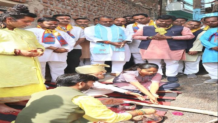 ग्वालियर दक्षिण विधानसभा क्षेत्र की बस्तियों में कन्याओं से कराया दो सड़कों का भूमिपूजन ग्वालियर दक्षिण विधानसभा क्षेत्र की बस्तियों में कन्याओं से कराया दो सड़कों का भूमिपूजन