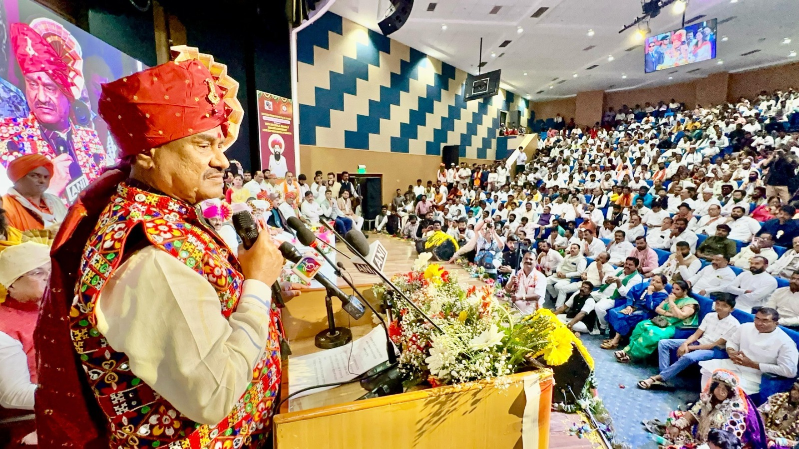 लोक सभा अध्यक्ष ओम बिरला नई दिल्ली में शुक्रवार को बंजारा समाज के कार्यक्रम को संबोधित करते हुए लोक सभा अध्यक्ष ओम बिरला नई दिल्ली में शुक्रवार को बंजारा समाज के कार्यक्रम को संबोधित करते हुए