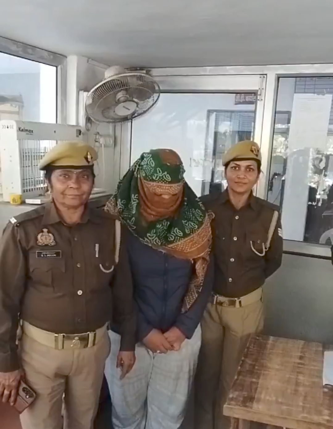 पुलिस गिरफ्त में महिला पुलिस गिरफ्त में महिला