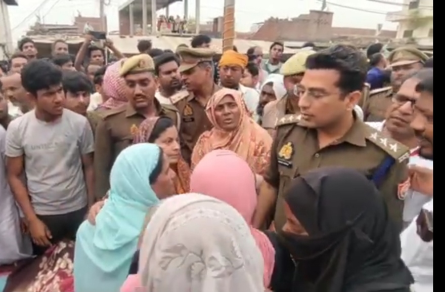 बड़ी बसहीं रोड पर शव रखकर विरोध प्रदर्शन करते परिजन। बड़ी बसहीं रोड पर शव रखकर विरोध प्रदर्शन करते परिजन।