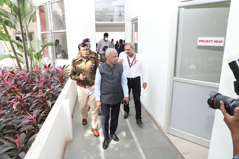 यूनियन कार्बाइड के जहरीले कचरे के निष्पादन की प्रक्रिया का अवलोकन करते अधिकारी यूनियन कार्बाइड के जहरीले कचरे के निष्पादन की प्रक्रिया का अवलोकन करते अधिकारी