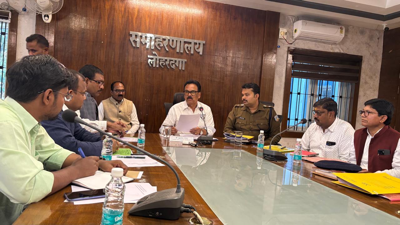 बैठक में मौजूद लोग बैठक में मौजूद लोग