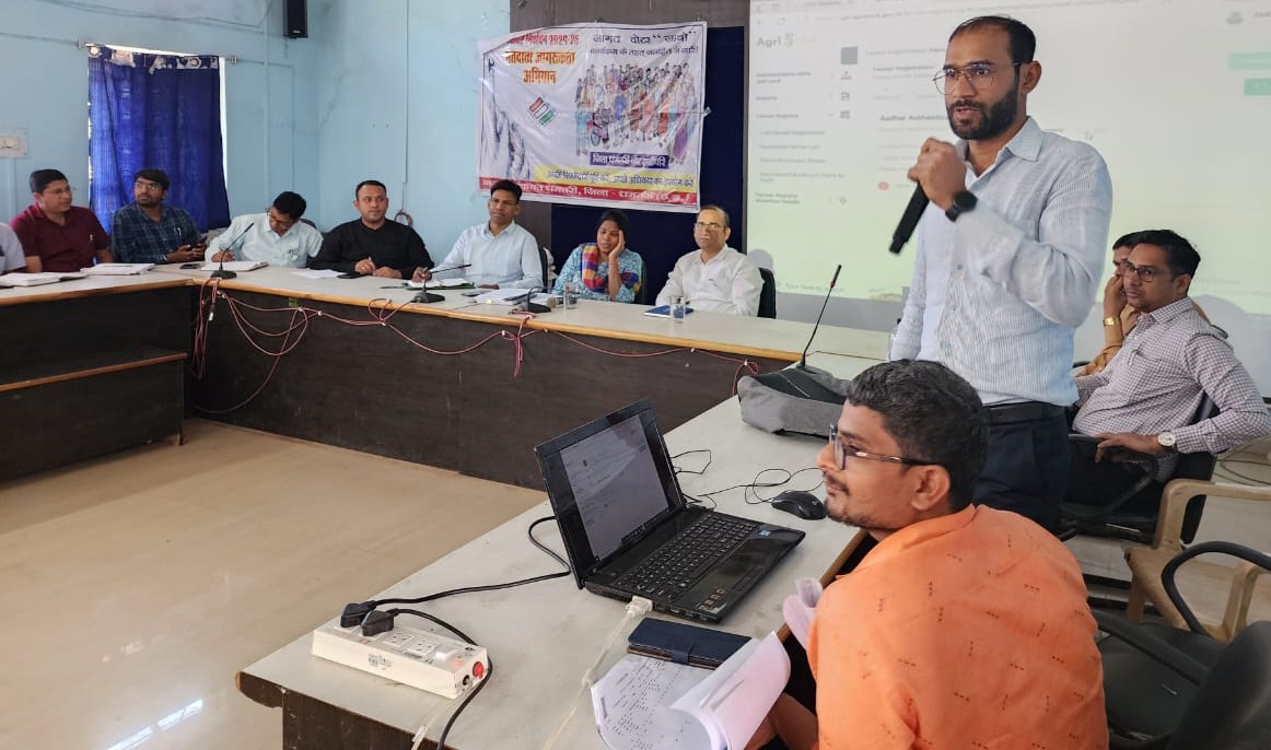 यूनिक पहचान नंबर बनाने संबंधी जानकारी देेते हुए अधिकारी। यूनिक पहचान नंबर बनाने संबंधी जानकारी देेते हुए अधिकारी।