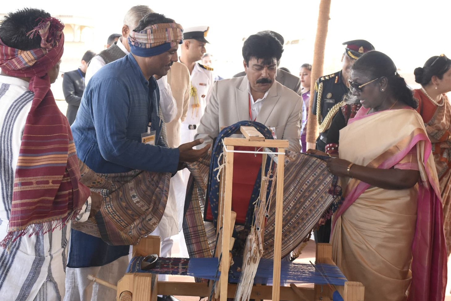 President Draupdi Murmuji interacted with handicraft artists