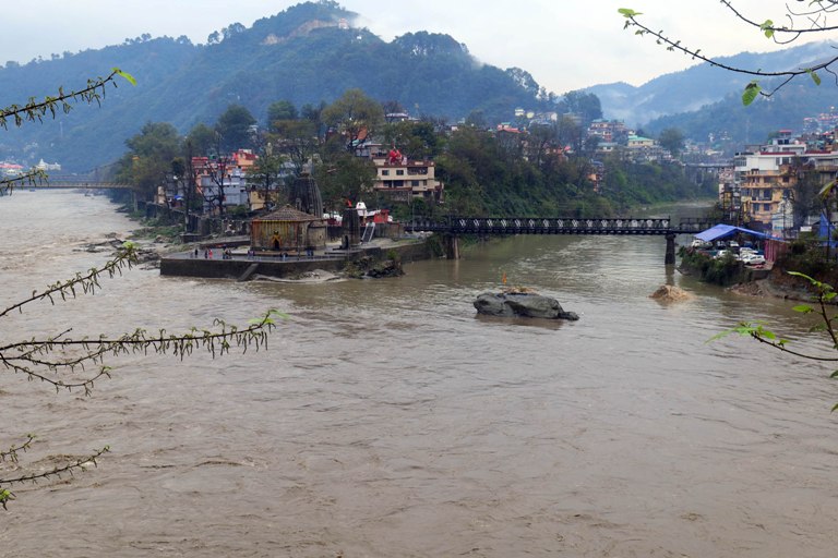 ब्यास नदी में बढ़ा जलस्तर जिसमें ब्यास आरती का मंच भी पूरी तरह से डूब कर बह गया है। ब्यास नदी में बढ़ा जलस्तर जिसमें ब्यास आरती का मंच भी पूरी तरह से डूब कर बह गया है।