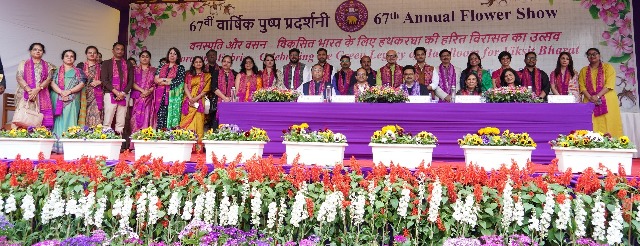 डीयू में आयोजित पुष्प प्रदर्शनी में कुलपति प्रो. योगेश सिंह व अन्य डीयू में आयोजित पुष्प प्रदर्शनी में कुलपति प्रो. योगेश सिंह व अन्य