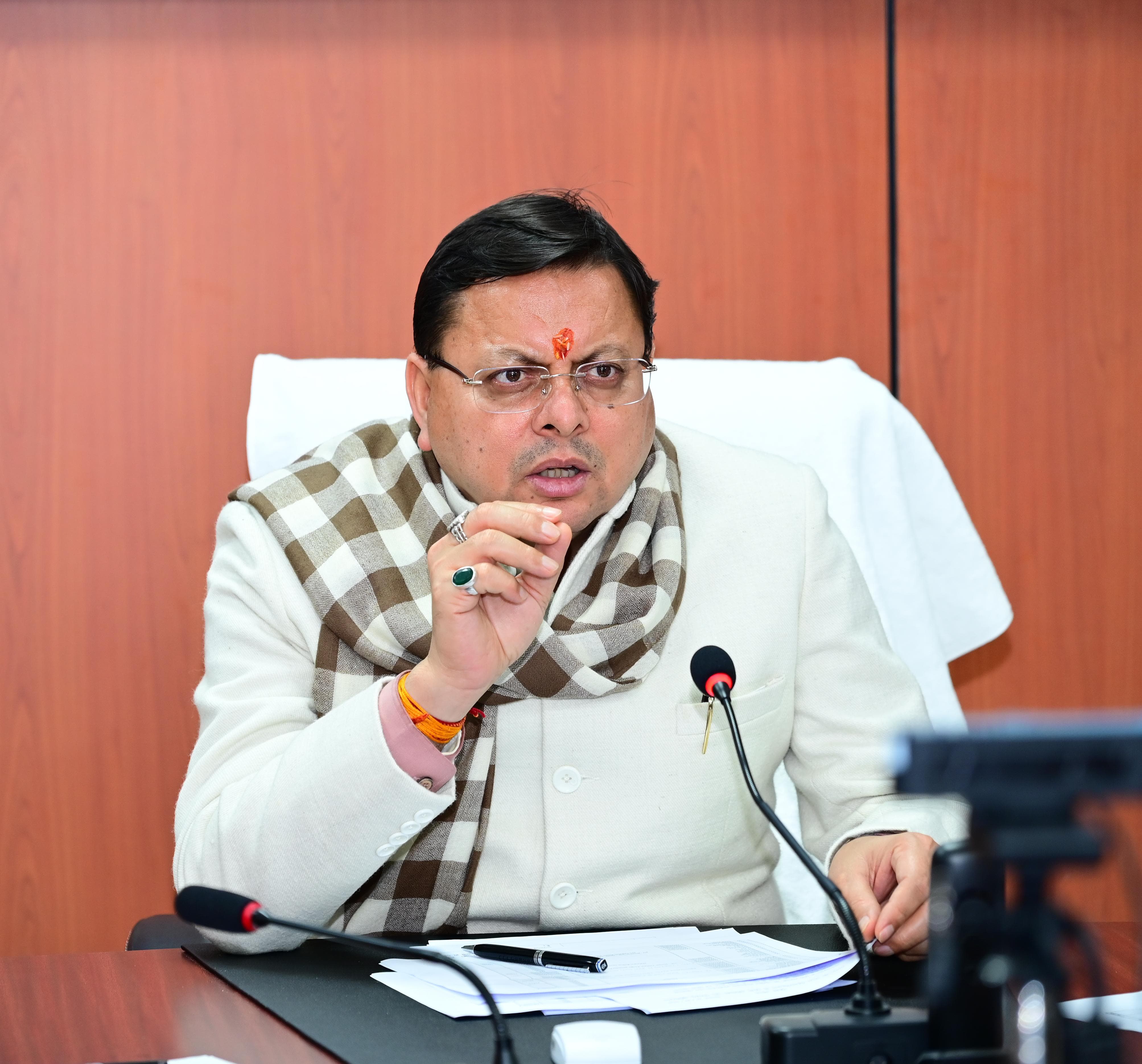 मुख्यमंत्री पुष्कर सिंह धामी आपदा परिचालन केंद्र में बैठक लेते हुए। मुख्यमंत्री पुष्कर सिंह धामी आपदा परिचालन केंद्र में बैठक लेते हुए।