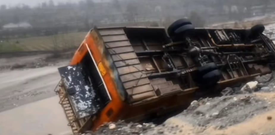 दुर्घटनाग्रस्त बस दुर्घटनाग्रस्त बस