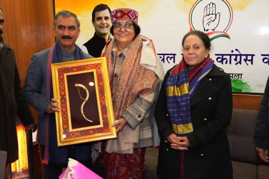 मुख्यमंत्री ठाकुर सुखविंद्र सिंह सुक्खू हिमाचल प्रदेश कांग्रेस प्रभारी एवं राज्यसभा सांसद रजनी पाटिल से भेंट करते हुए मुख्यमंत्री ठाकुर सुखविंद्र सिंह सुक्खू हिमाचल प्रदेश कांग्रेस प्रभारी एवं राज्यसभा सांसद रजनी पाटिल से भेंट करते हुए