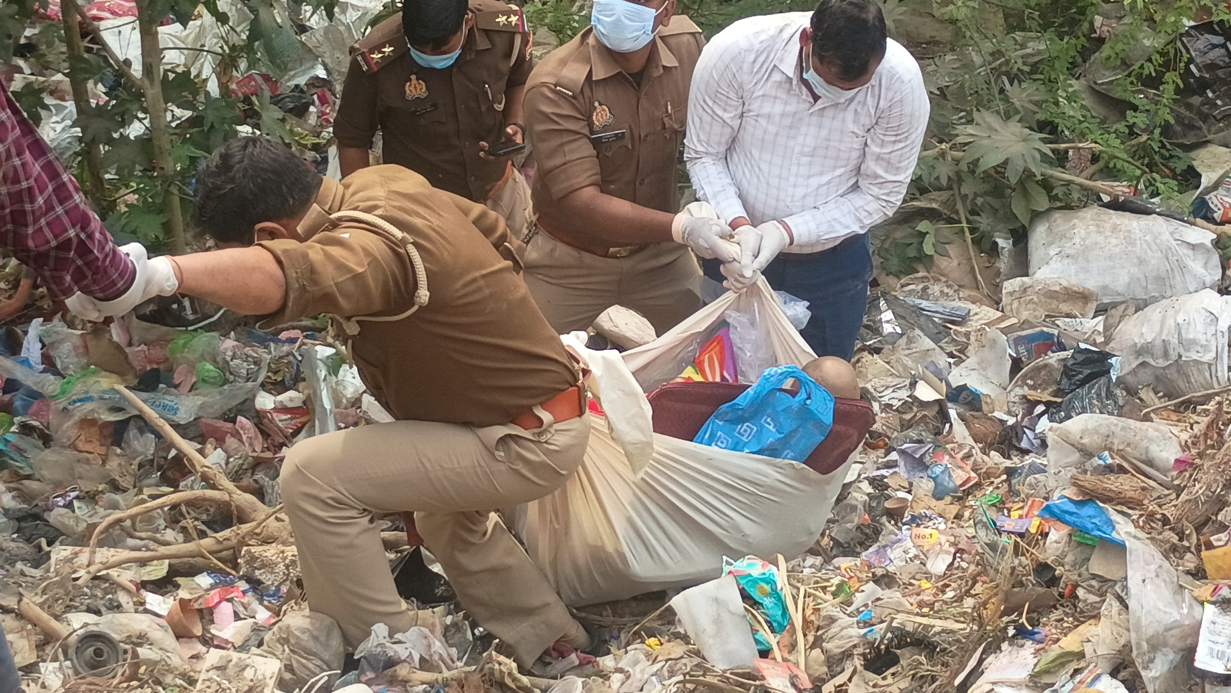सूटकेश में बंद मिली अज्ञात महिला की लाश फैली सनसनी,पुलिस जांच पड़ताल में जुटी ,मौके पर जुटी पुलिस डेढ़ बॉडी निकालते हुए सूटकेश में बंद मिली अज्ञात महिला की लाश फैली सनसनी,पुलिस जांच पड़ताल में जुटी ,मौके पर जुटी पुलिस डेढ़ बॉडी निकालते हुए