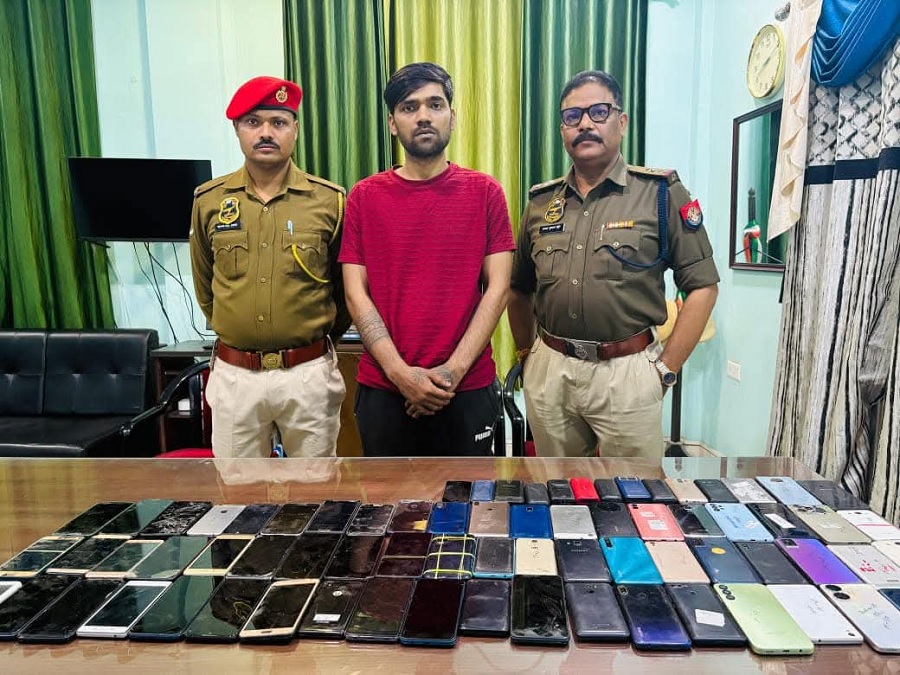 गुवाहाटीः चोरी के मोबाइल समेत चोर गिरफ्तार