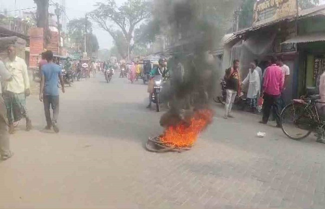 सड़क पर आगजनी कर विरोध प्रदर्शन सड़क पर आगजनी कर विरोध प्रदर्शन