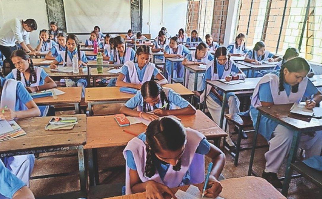 परीक्षा दिलाते हुए विद्यार्थी। फाईल फोटो परीक्षा दिलाते हुए विद्यार्थी। फाईल फोटो