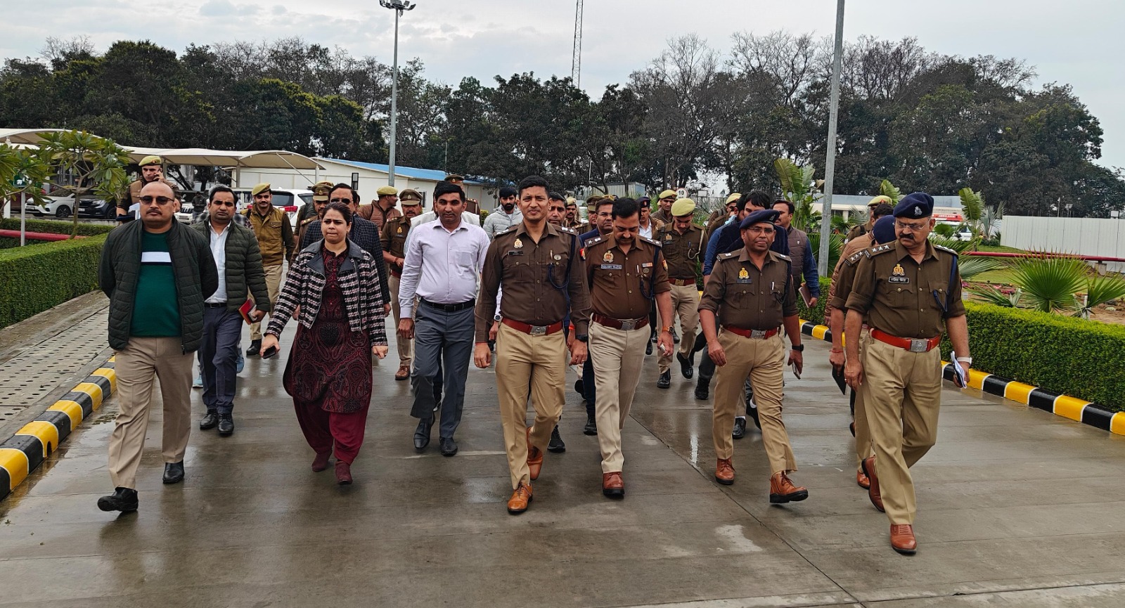 निरीक्षण करते हुए डीएम व एसपी टीम के साथ निरीक्षण करते हुए डीएम व एसपी टीम के साथ