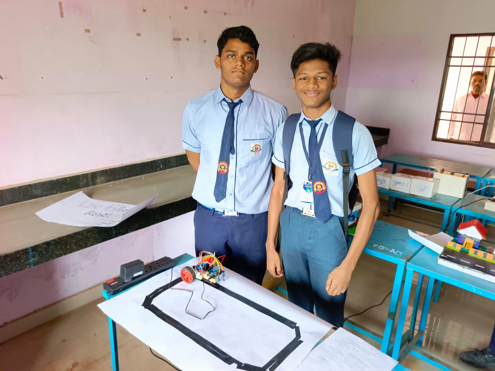अपने माडल के साथ विद्यार्थी। अपने माडल के साथ विद्यार्थी।