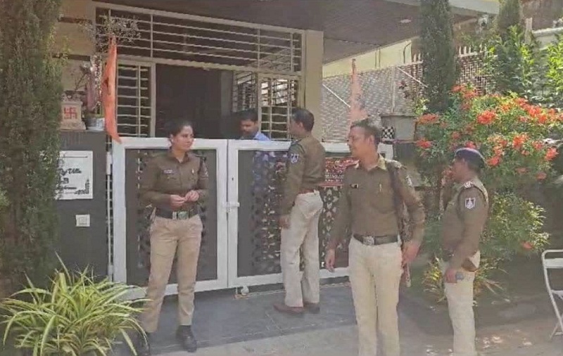 राजस्व अधिकारी के घर के बाहर तैनात पुलिस राजस्व अधिकारी के घर के बाहर तैनात पुलिस