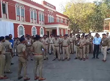 प्रधानमंत्री मोदी के गुजरात की तैयारी मे जुटी पुलिस प्रधानमंत्री मोदी के गुजरात की तैयारी मे जुटी पुलिस