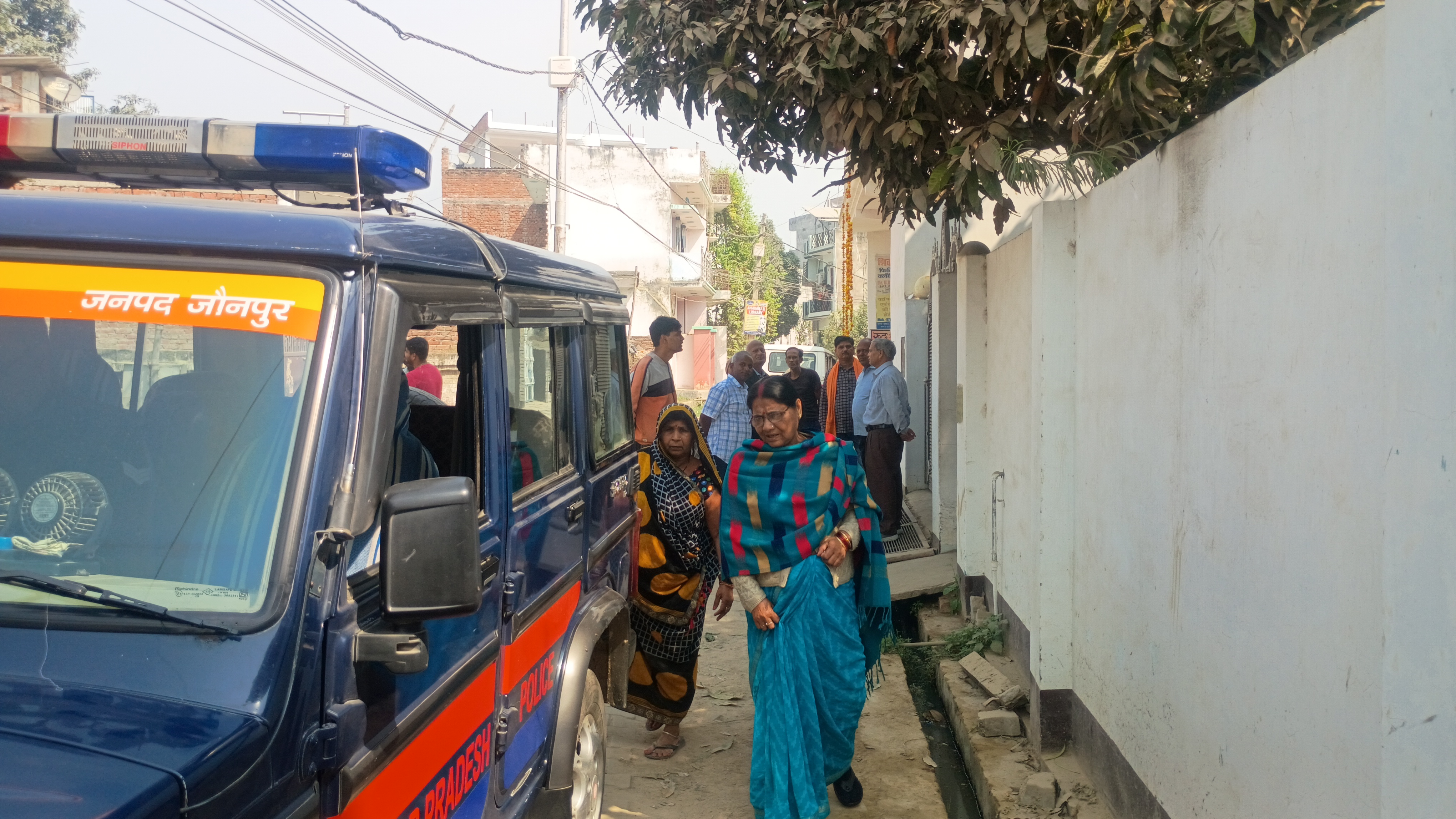 दिनदहाड़े हौसला बुलंद बदमाशों ने घर में घुसकर कर महिला के गले से चेन छीन कर फरार,मौके पर जुटी भीड़ दिनदहाड़े हौसला बुलंद बदमाशों ने घर में घुसकर कर महिला के गले से चेन छीन कर फरार,मौके पर जुटी भीड़