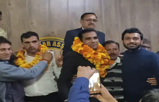 प्रधान बनने की खुशी मनाते हुए समर्थक वकील। प्रधान बनने की खुशी मनाते हुए समर्थक वकील।