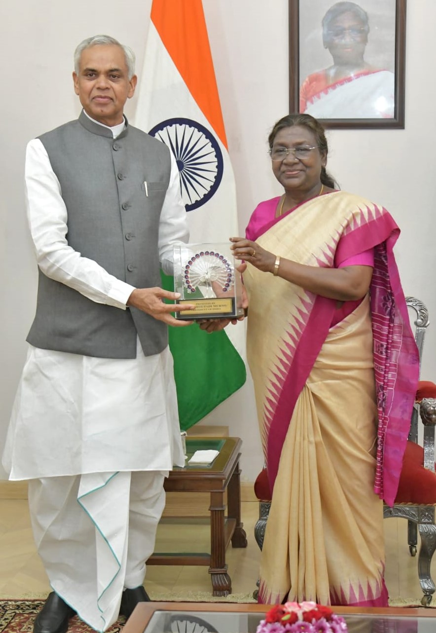 Governor Acharya Devvrat bid a fond farewell to President Draupadi Murmu from Raj Bhavan by presenting a memento. Governor Acharya Devvrat bid a fond farewell to President Draupadi Murmu from Raj Bhavan by presenting a memento.