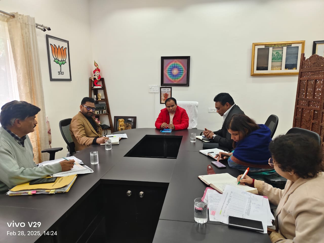चिकित्सा स्वास्थ्य एवं चिकित्सा शिक्षा मंत्री डॉ. धन सिंह रावत शुक्रवार को शासकीय आवास पर स्वास्थ्य विभाग की समीक्षा बैठक करते। चिकित्सा स्वास्थ्य एवं चिकित्सा शिक्षा मंत्री डॉ. धन सिंह रावत शुक्रवार को शासकीय आवास पर स्वास्थ्य विभाग की समीक्षा बैठक करते।