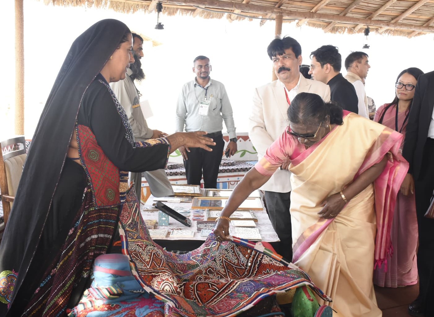 President Draupdi Murmuji interacted with handicraft artists