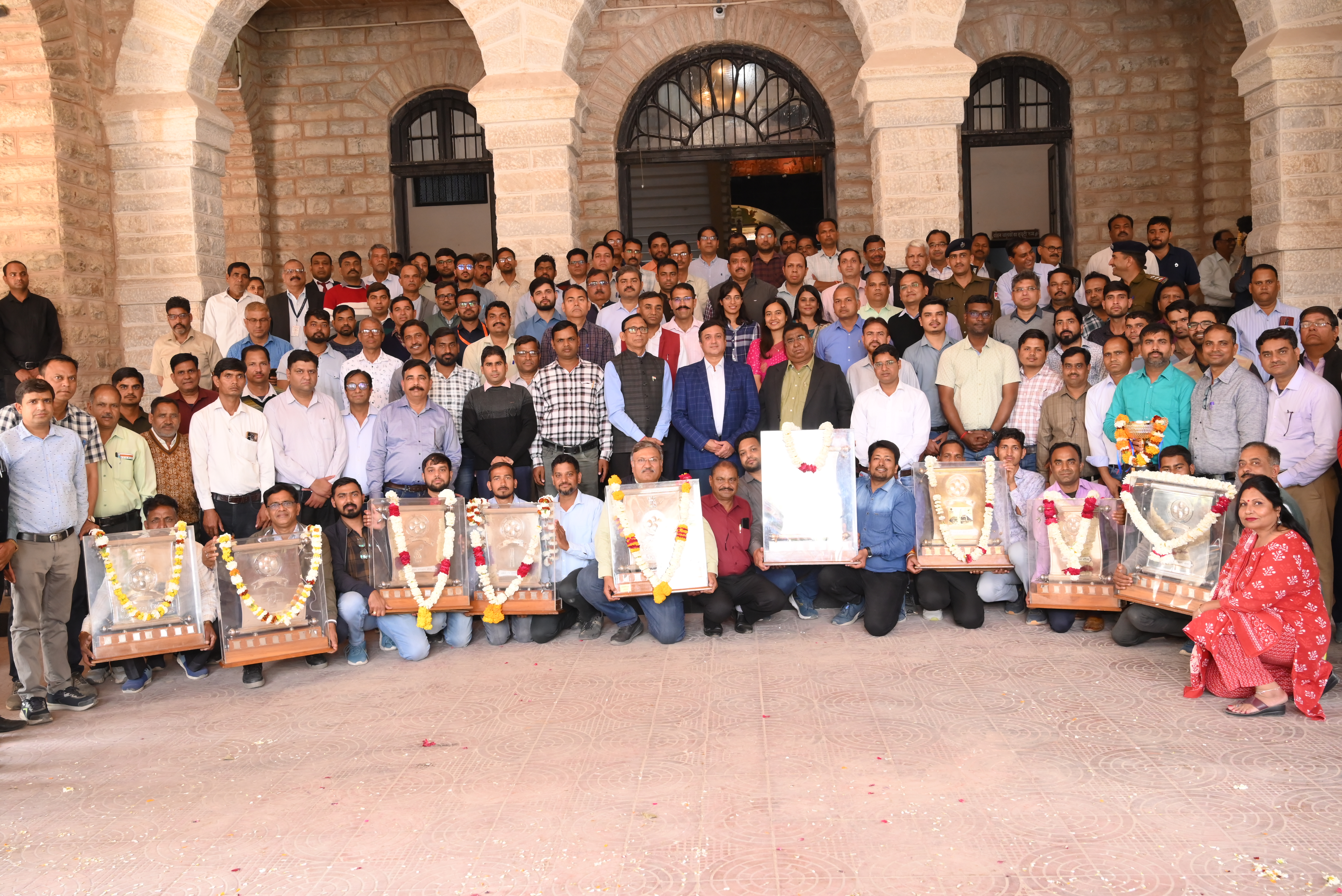 टीम की मेहनत व कार्य के प्रति निष्ठा से जीती महाप्रबंधक शील्ड— डीआरएम टीम की मेहनत व कार्य के प्रति निष्ठा से जीती महाप्रबंधक शील्ड— डीआरएम