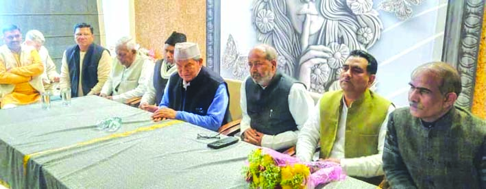 पत्रकारों से वार्ता करते हुए हरीश रावत पत्रकारों से वार्ता करते हुए हरीश रावत