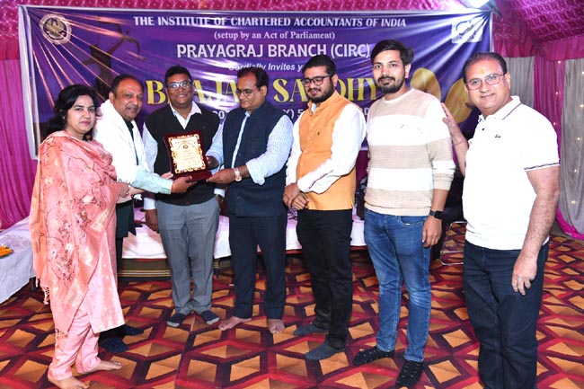 सम्मानित होते नीरज अग्रवाल सम्मानित होते नीरज अग्रवाल