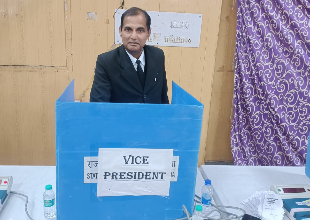 बार एसोसिएशन चुनाव में मतदान करता बार सदस्य। बार एसोसिएशन चुनाव में मतदान करता बार सदस्य।
